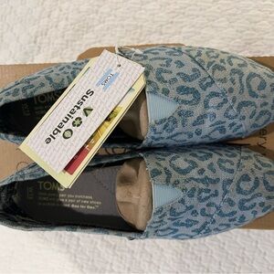 NWT Women’s Blue Leopard Classic Tom’s 7.5